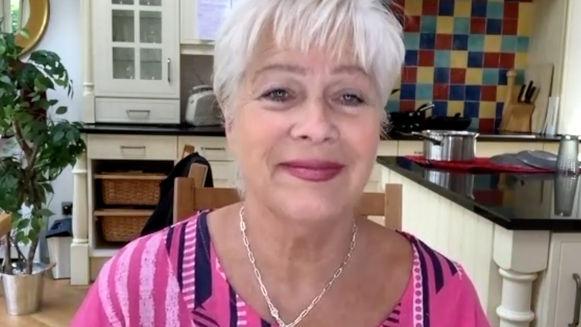 Denise Welch Hairstyles Loose Women S Denise Welch Shares Slimmed Down Bikini Body After 9256