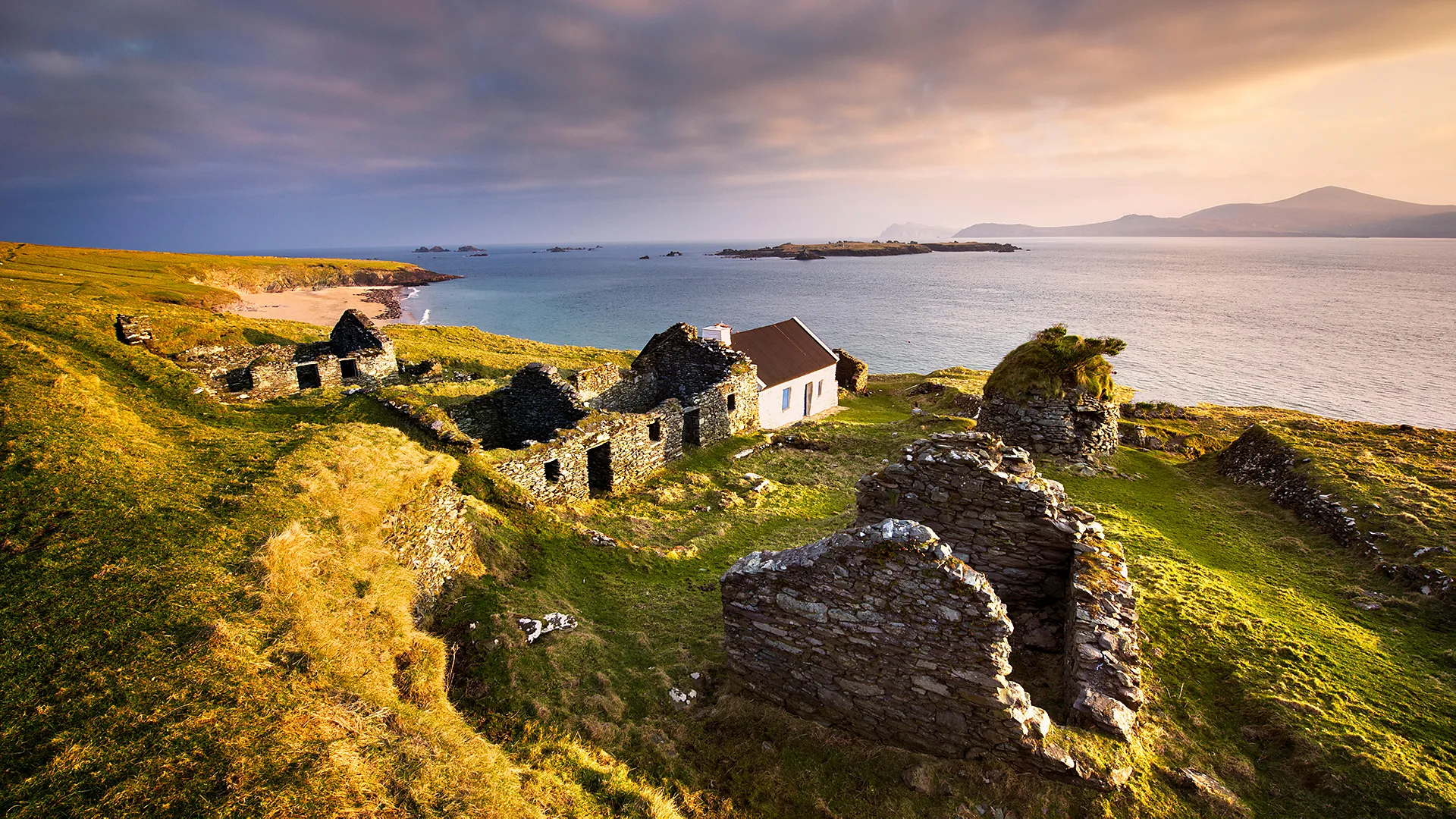 Ireland being separated. Грейт бласкет Ирландия. Остров Грейт бласкет. Остров бласкет Ирландия. Грейт бласкет Ирландия фото.