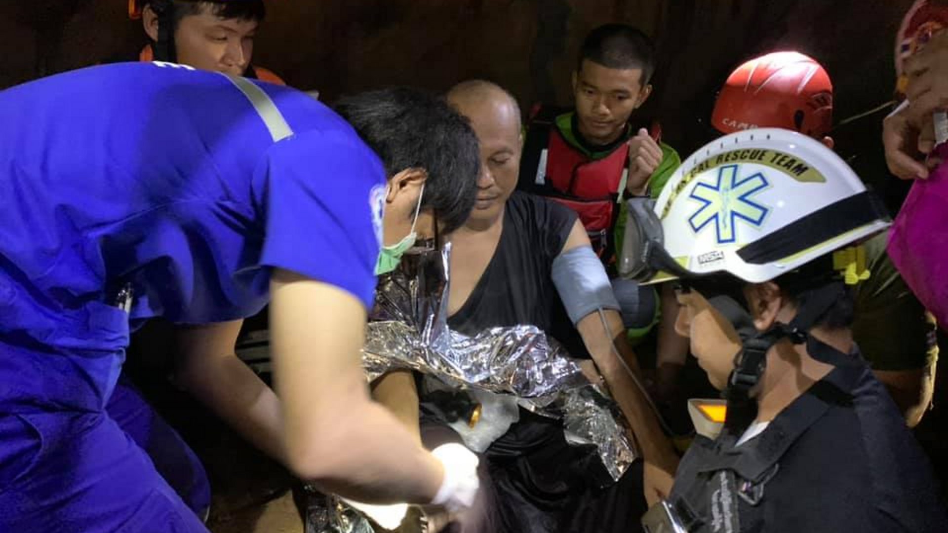 Какую вещь бекки нашли спасатели в пещере. Спасательная операция в пещере Тхамлуангнангнон. Спасательная операция в Тайланде в пещере. Пещера в Тайланде. Пещера в Тайланде спасательная.