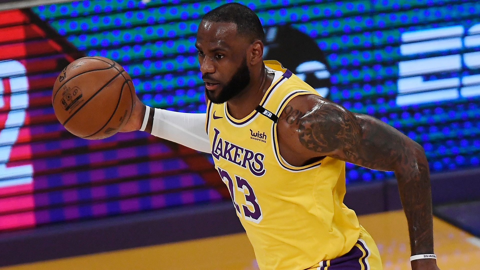 NBA: LeBron James stars as the Los Angeles Lakers beat the Golden State  Warriors in play-ins - BBC Sport