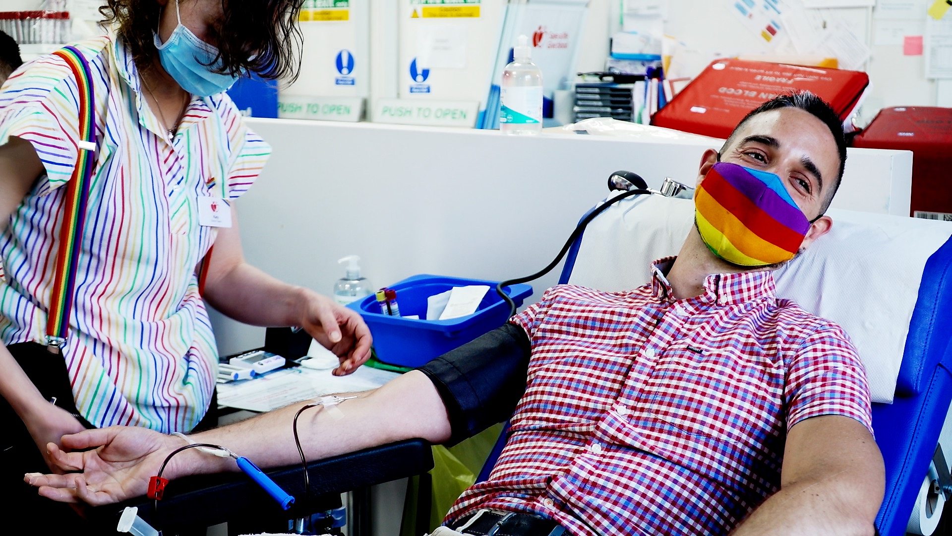 The gay men who can donate blood in the UK for the first time - BBC News