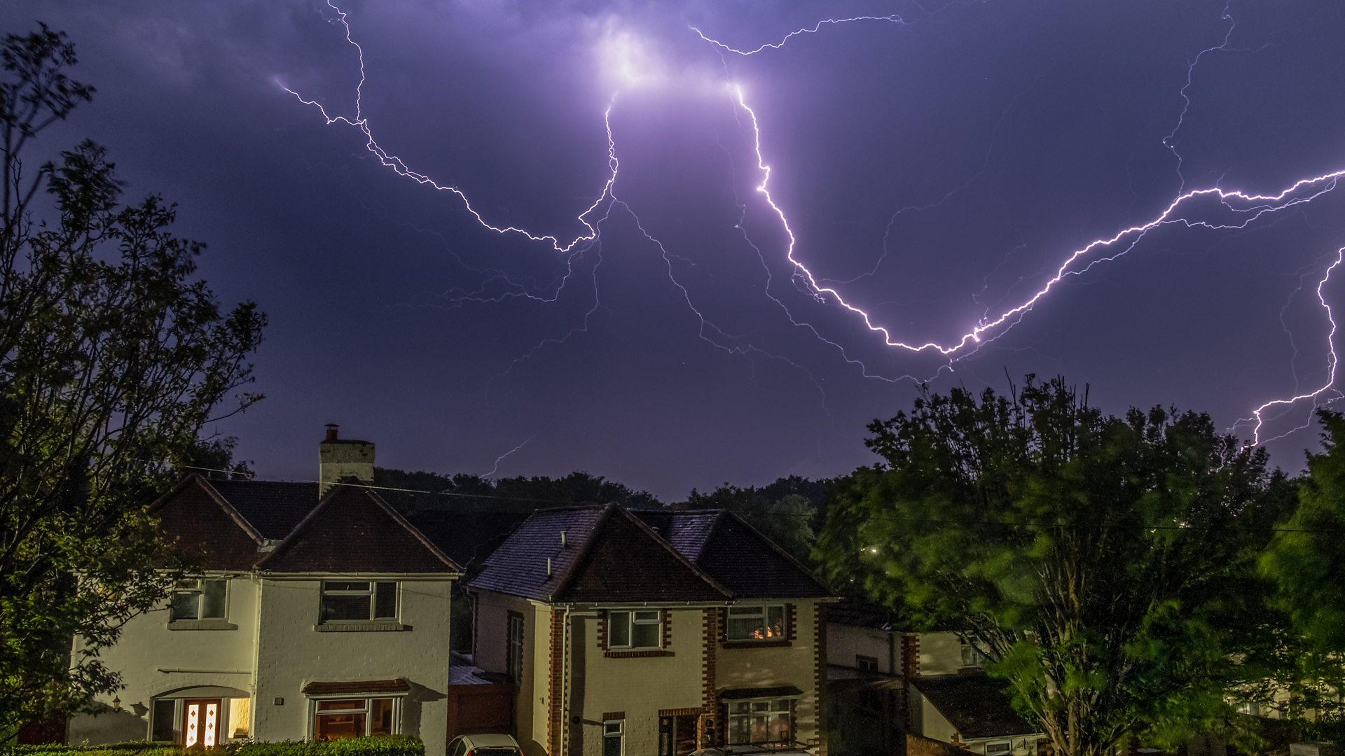 Lightning strikes and storms follow UK heatwave - BBC News