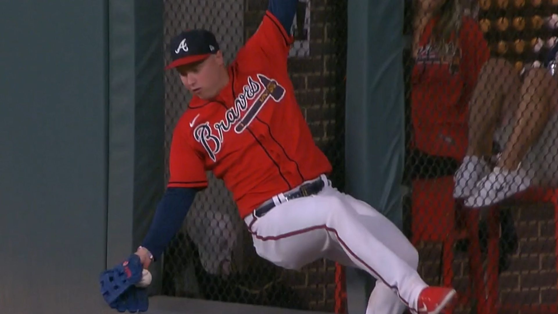 MLB: Watch Atlanta Braves' Joc Pederson make game-winning catch