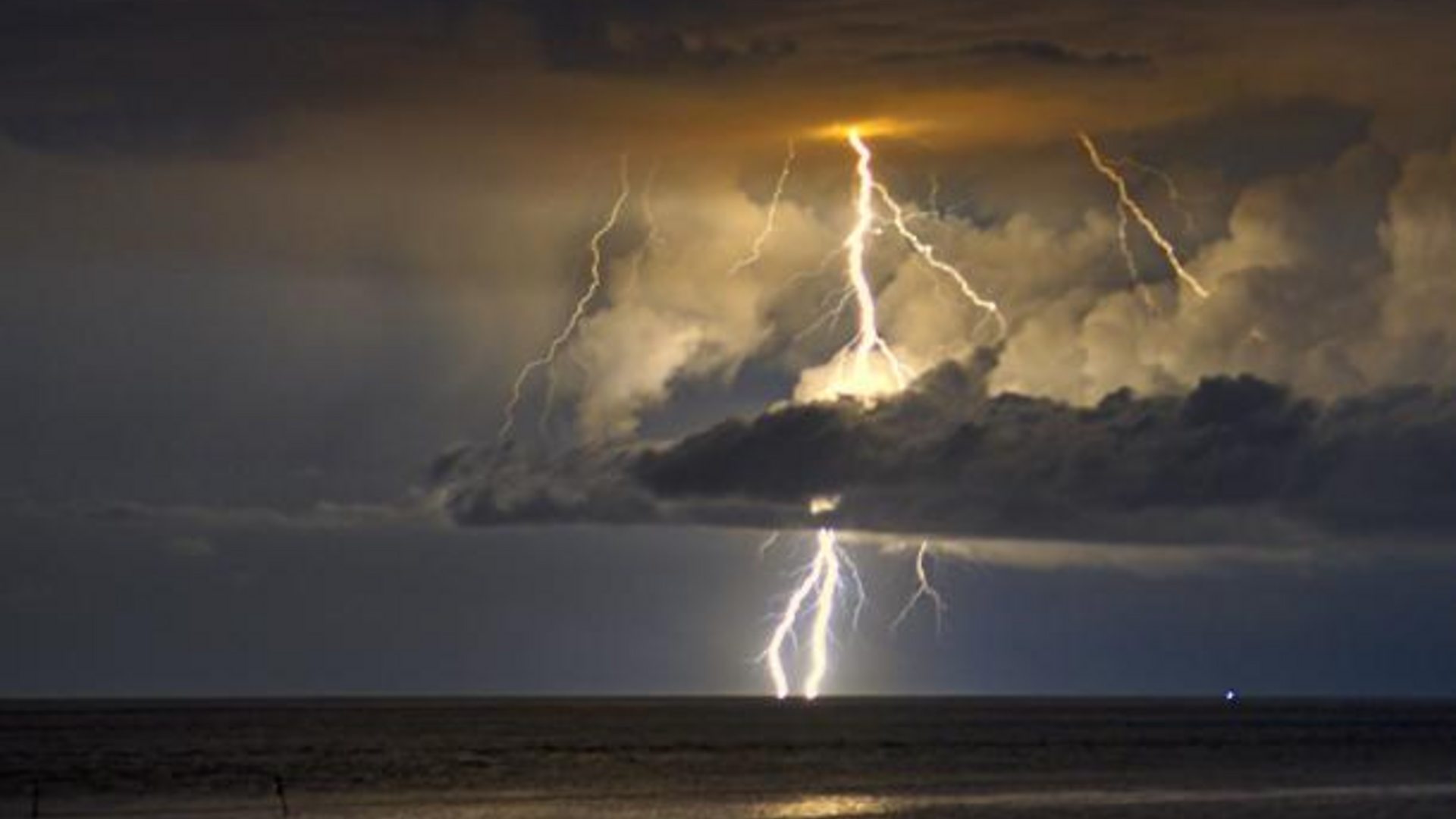 Lightning storm lights up Hampshire and Dorset skies - BBC News