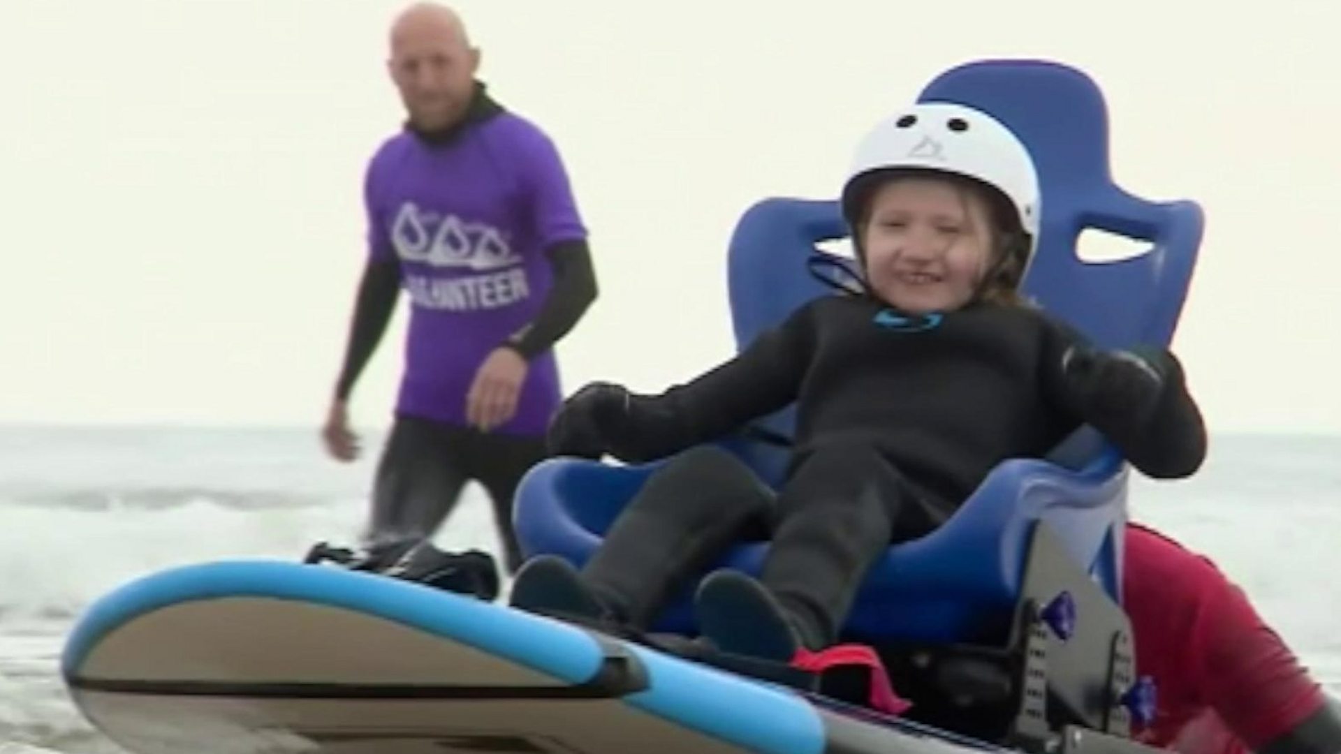 New prosthetic arm surfing aid tested in Bristol - BBC News