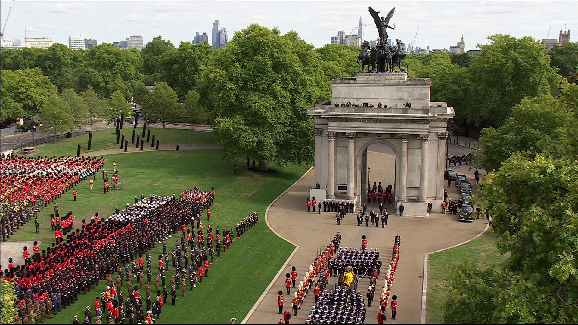 Procession arrives at Wellington Arch