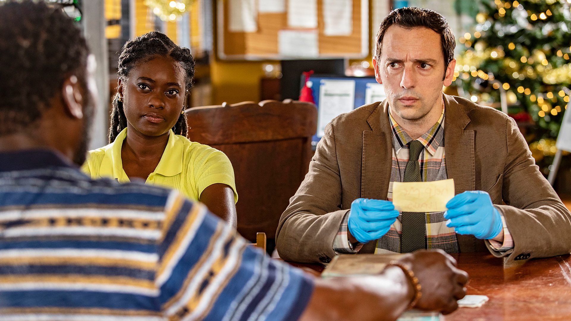 Death in Paradise star teases 'unexpected' series finale after major plot  twist in new episode