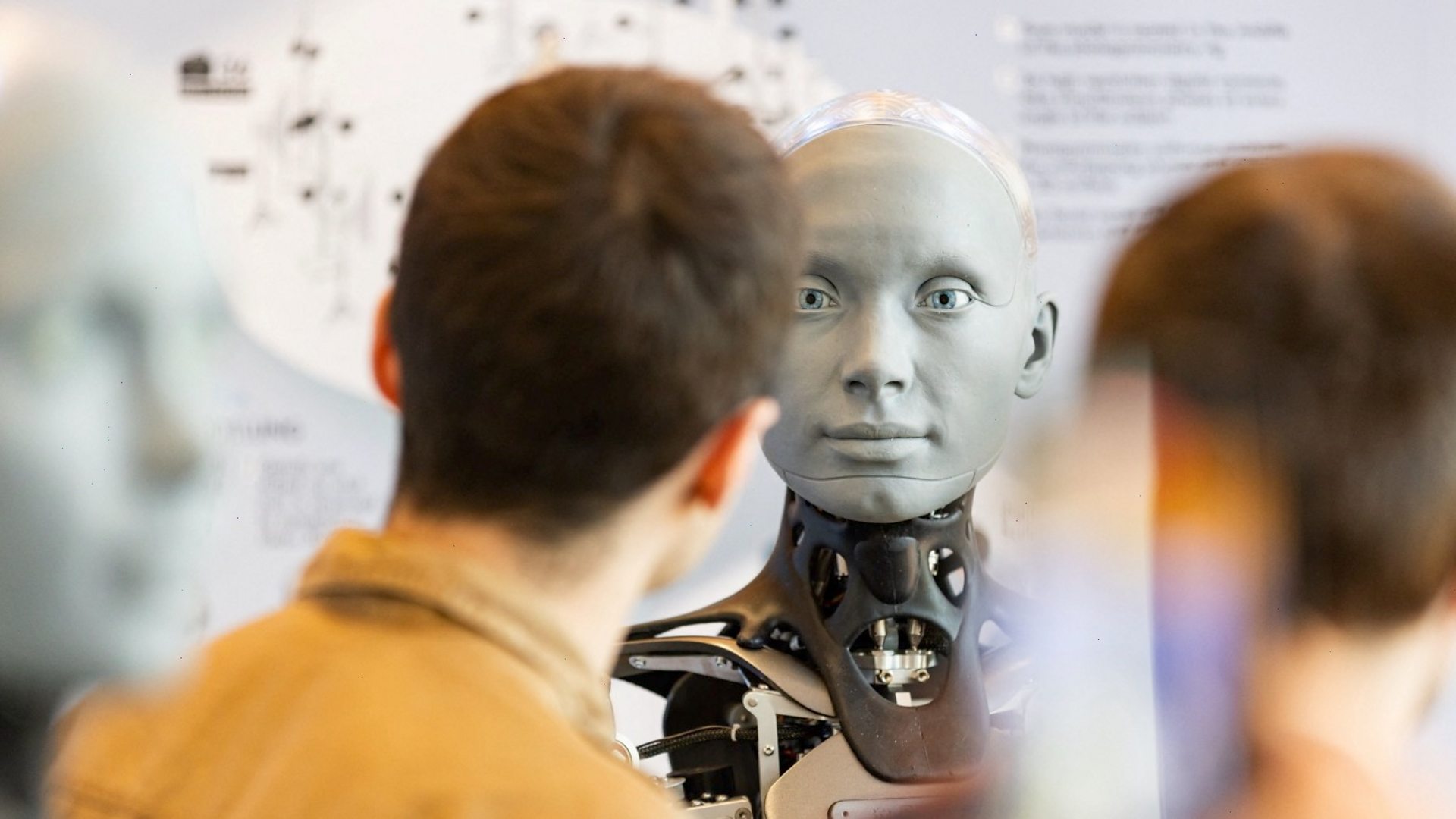 Un robot parle d'intelligence artificielle - BBC News Afrique