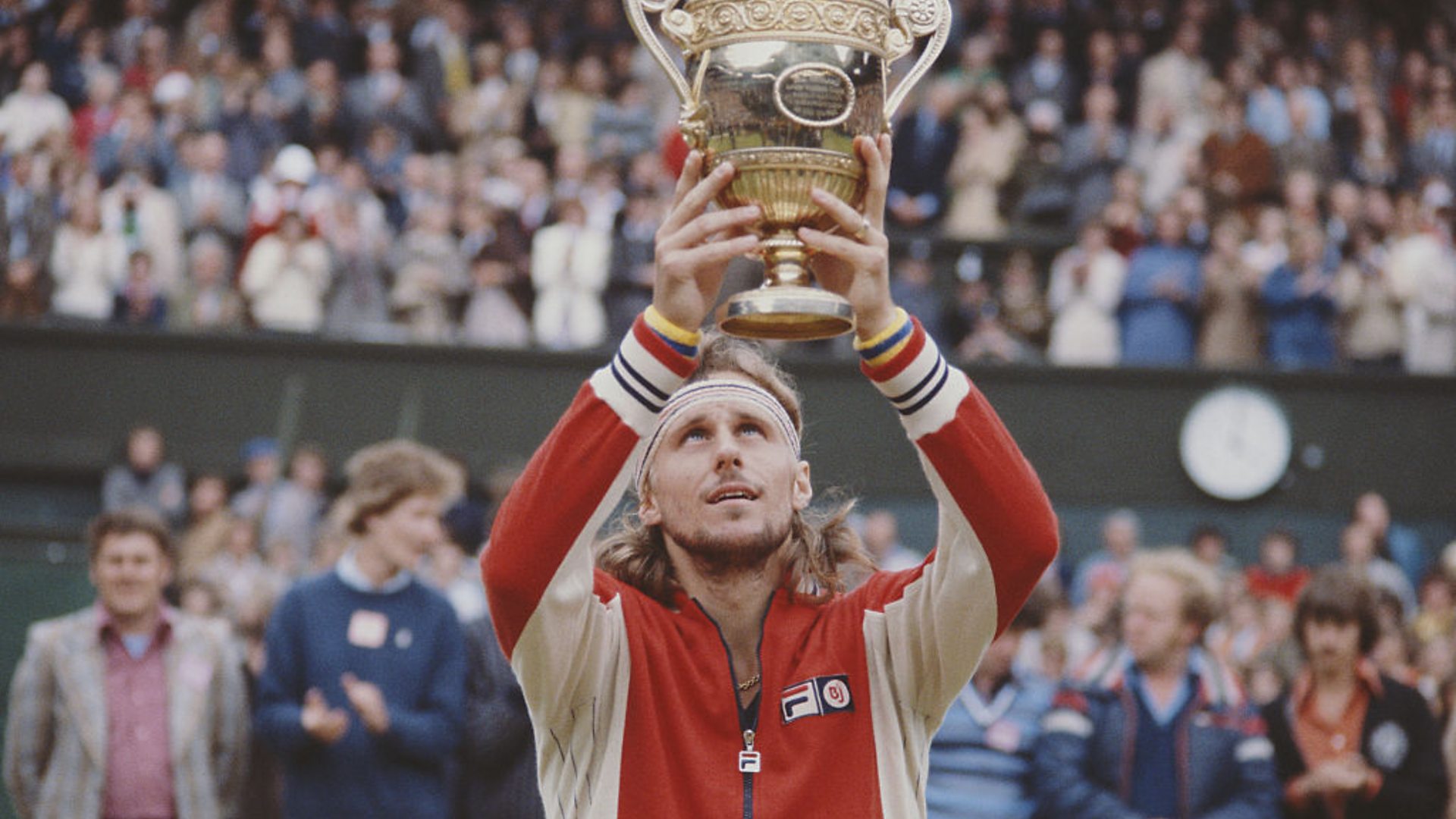 Bjorn Borg of Sweden holds the trophy aloft after defeating Jimmy Connors at the Wimbledon Lawn Tennis Championship on 8 July, 1978 (Credit: Fox Photos/Hulton Archive/Getty Images)