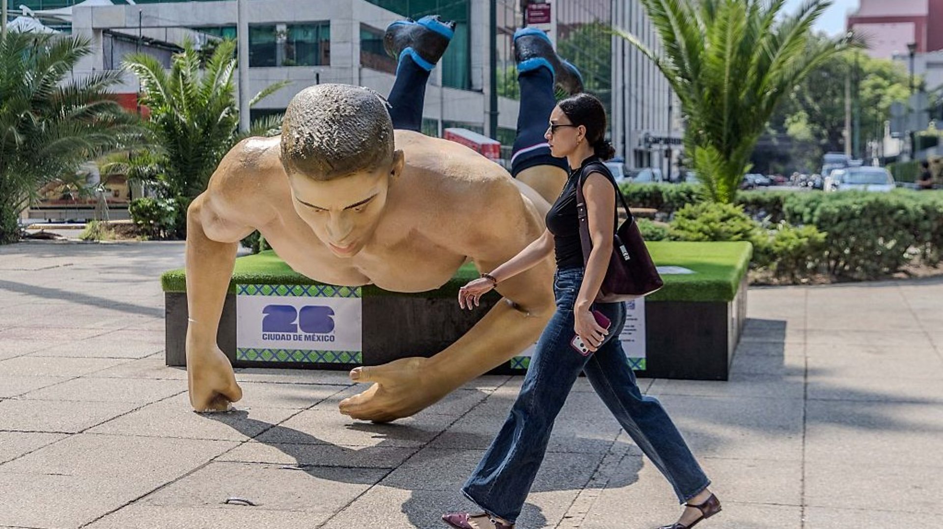 メキシコ　ルチャリブレ　ミラー　Ídolos de la Afición Watch: Protesters topple World Cup player statues in Mexico City