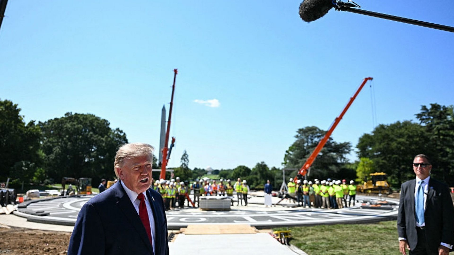 bbc.co.uk - Watch: Trump leads tour of White House helipad construction site