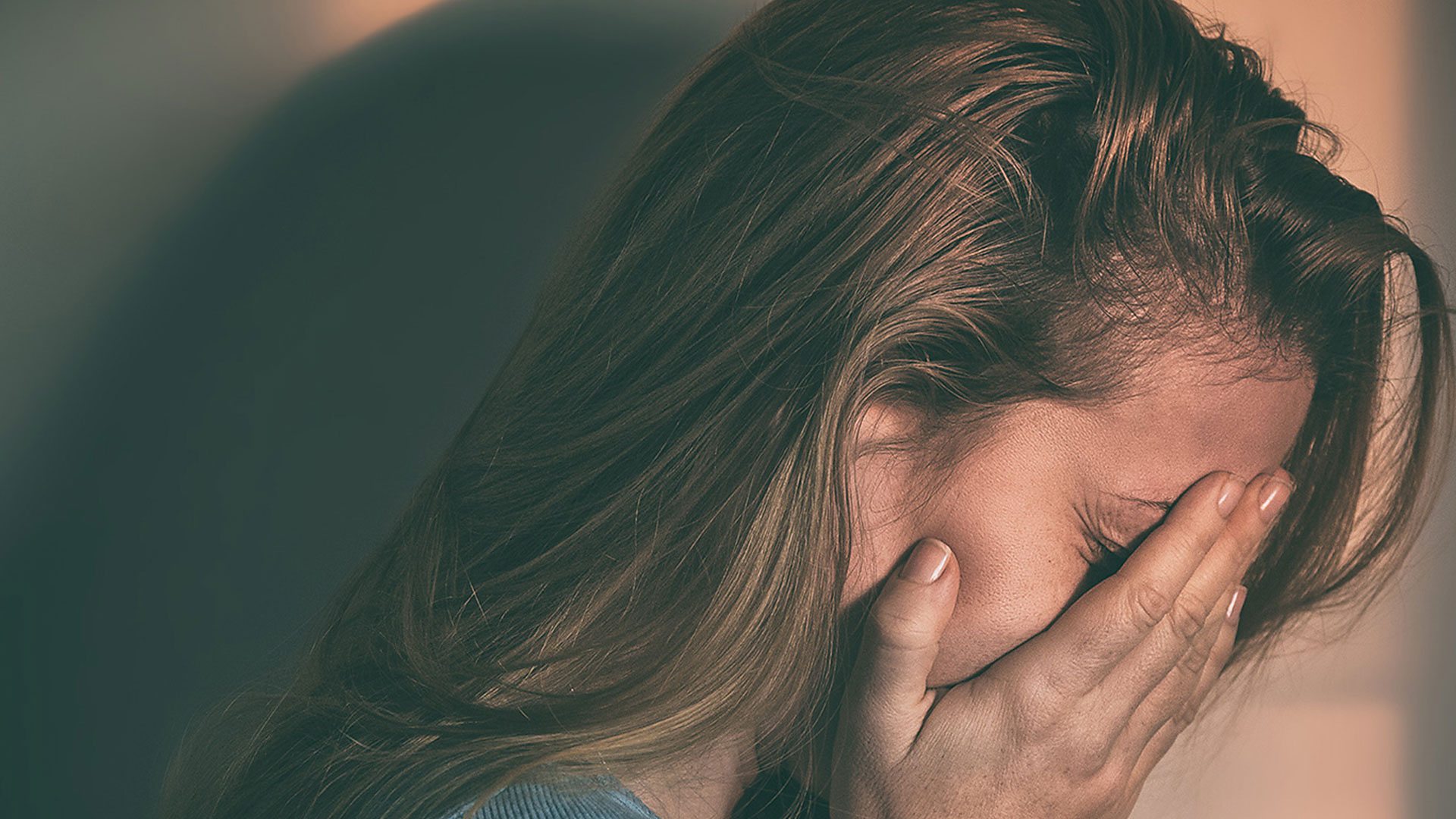 Избегание в общении с людьми. Фото где кричат. Парень кричит в небо. Мужчина кричит. Чувство вины выжившего.