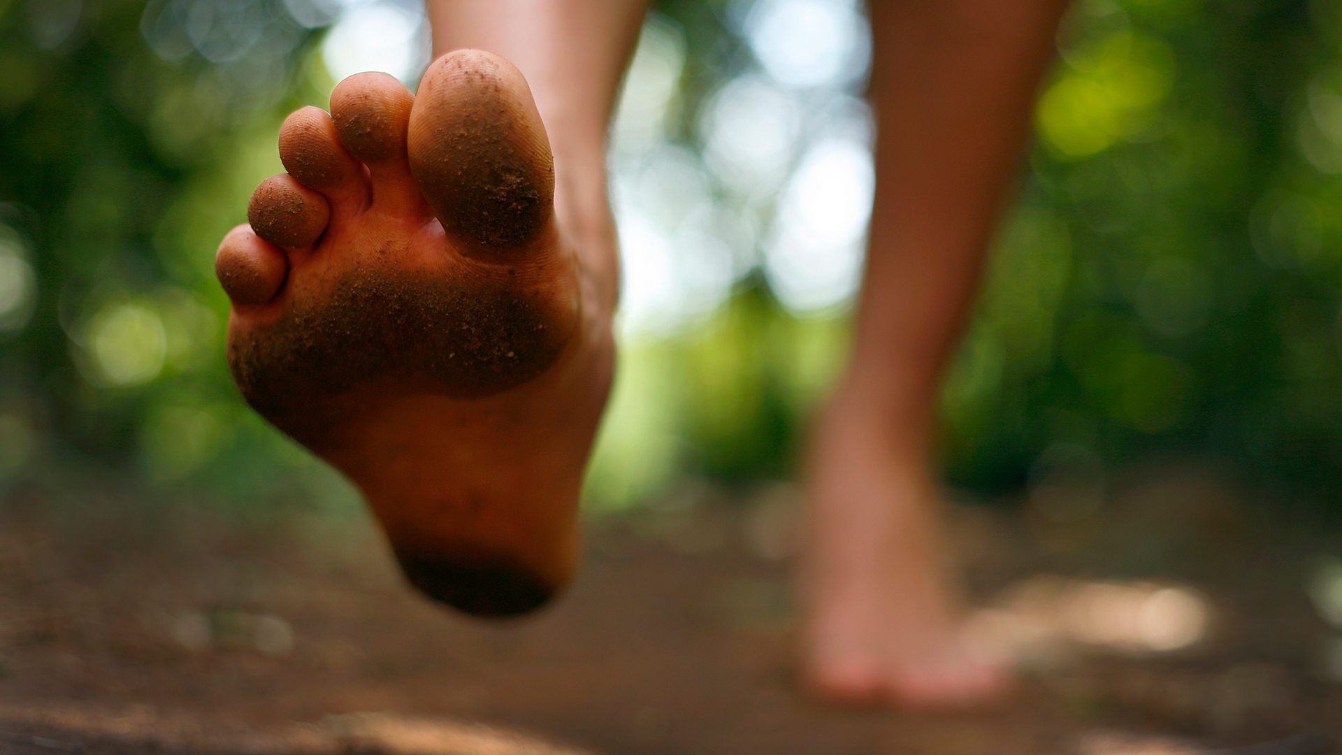 BBC World Service - CrowdScience, Is barefoot running better?