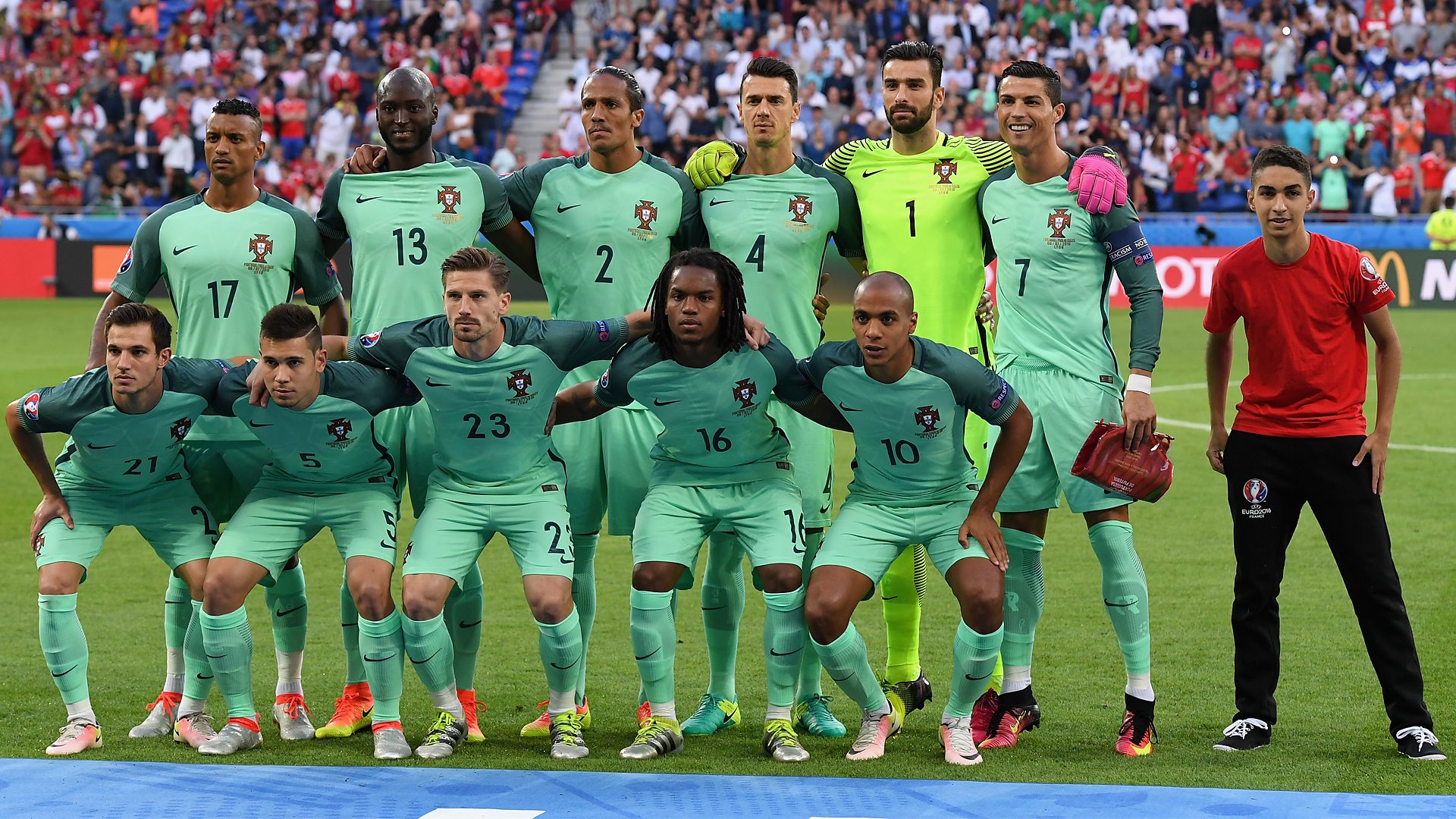 Ball boy photobombs Portugal team
