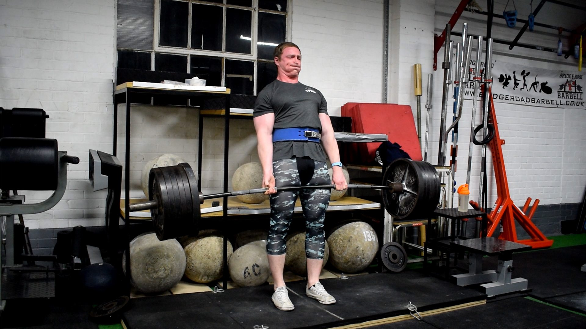 Alex Carr deadlifting 260kg