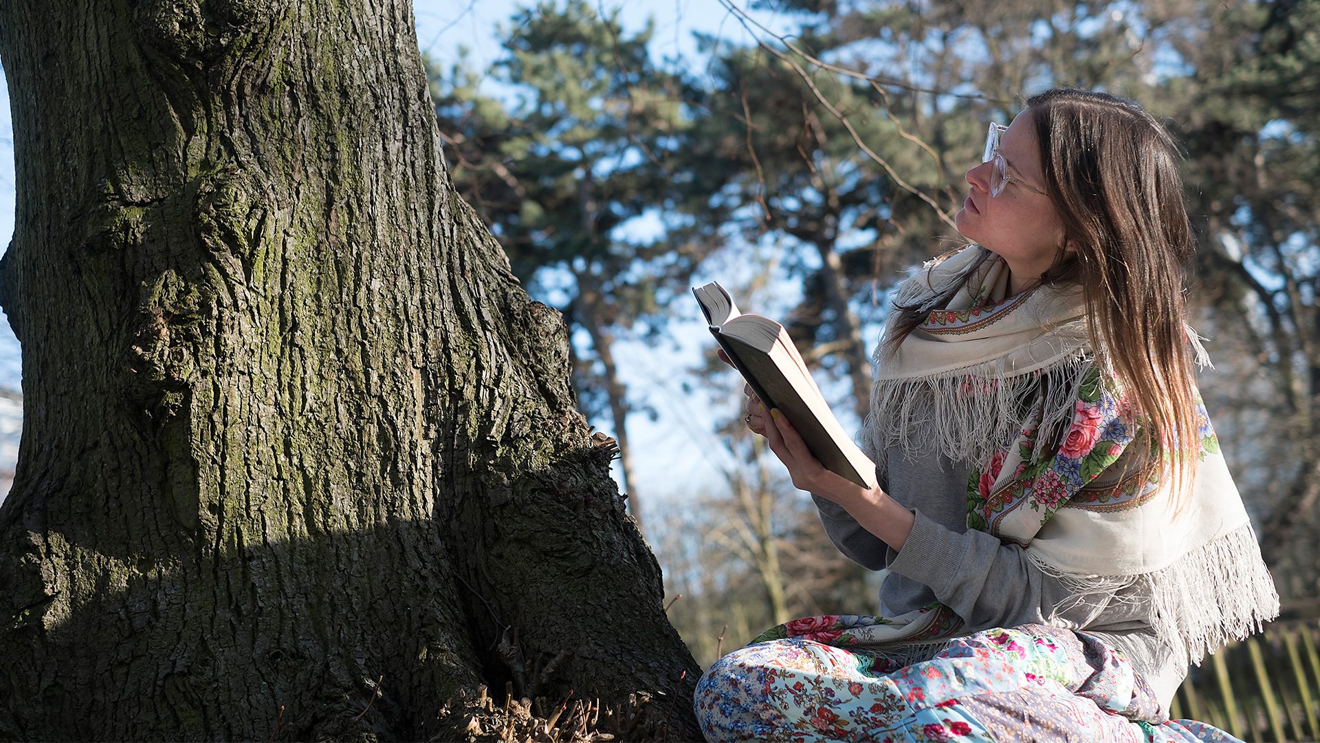 Anastasia Loginova reading to a tree