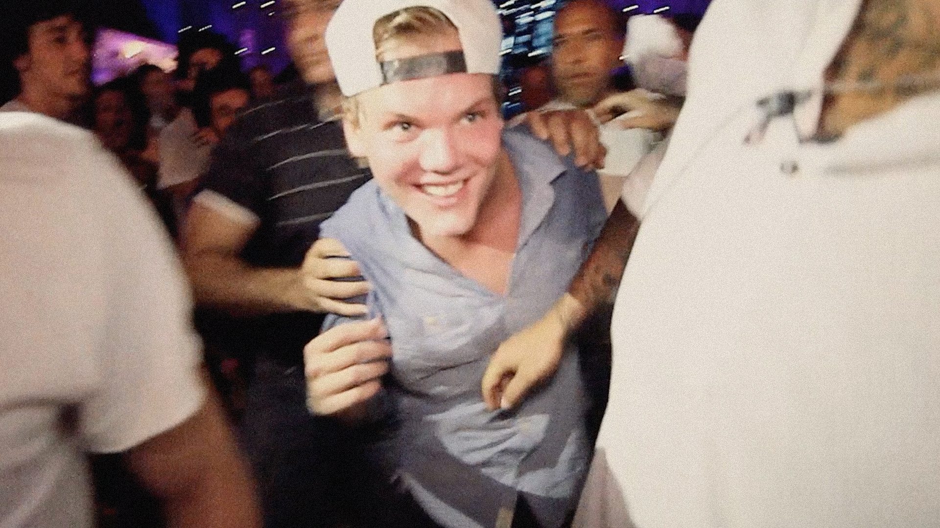 Avicii fights through crowd