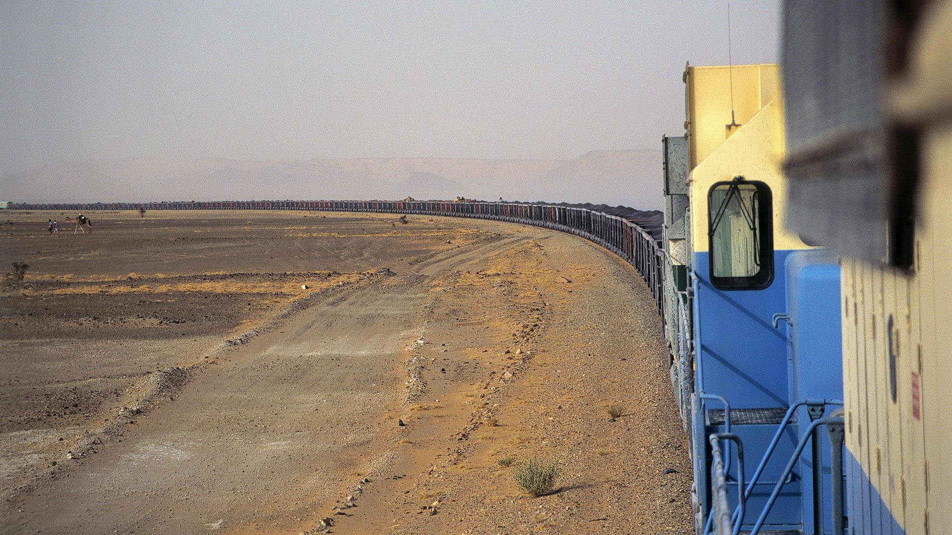 Long train journey. Поезд Нуадибу Зуэрат. Поезд пустыни Мавритания. Мавритания поезд Нуадибу. Поезд в пустыне.