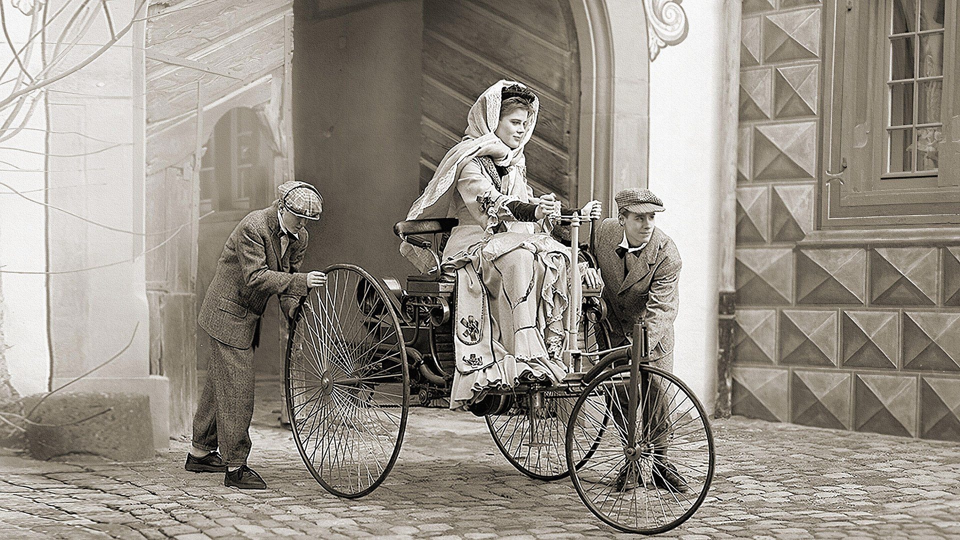 When Was the First Car Made in the World? The Fascinating History of the Automobile's Birth 29 The world's first long-distance car journey