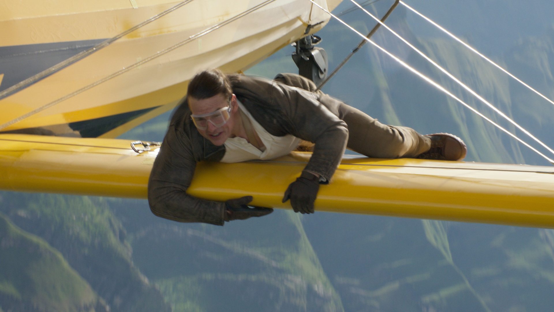 Tom Cruise explains how he managed his epic stunt