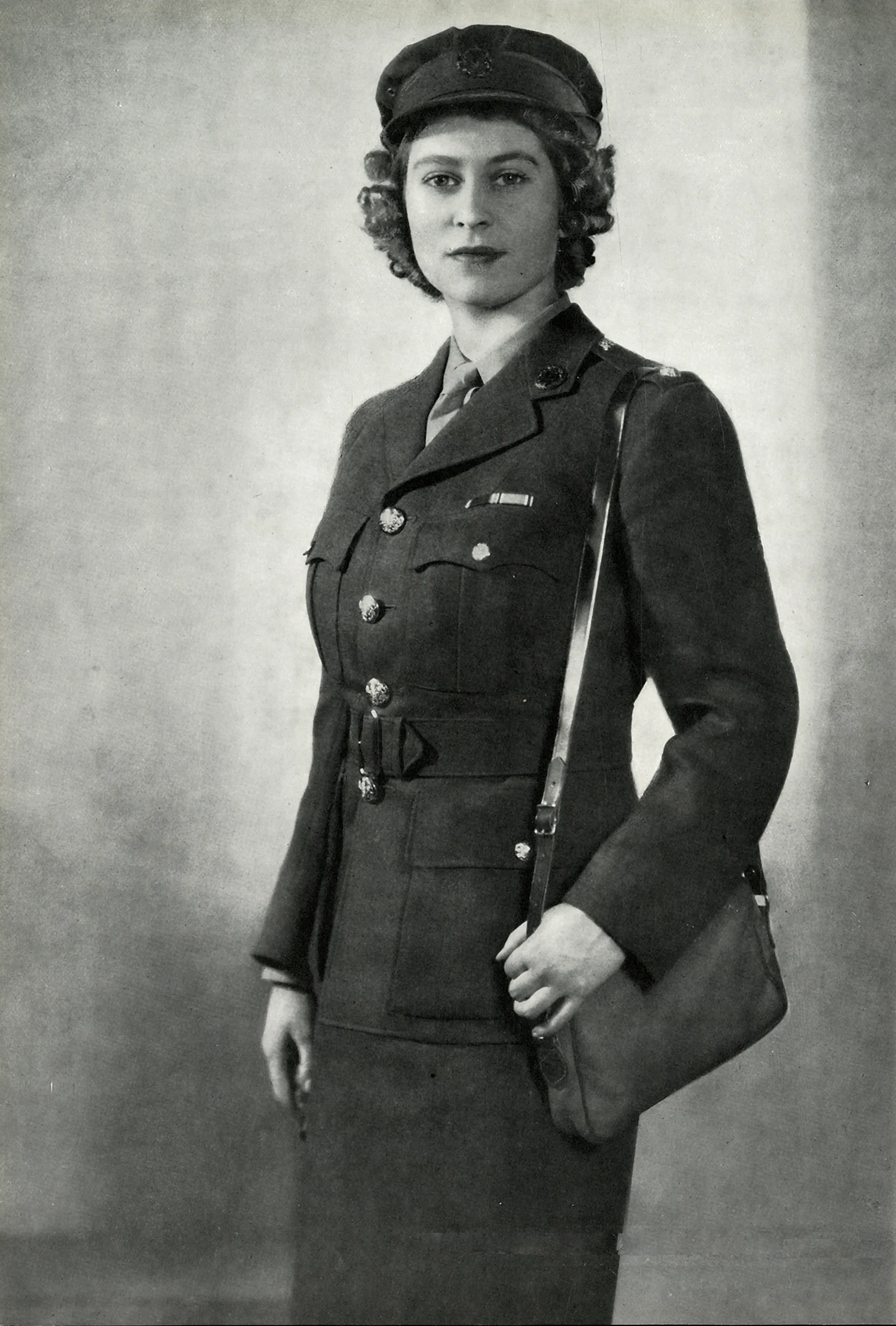 Queen Elizabeth II's Secret VE Day Escapade: A Night of Freedom in the Crowds — image 4