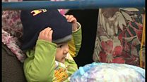 【移民危機】冷たい雨の中に幼児も スロベニア国境で待つ