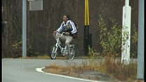 自転車を百数メートル漕ぎ難民申請 欧州北端の国境で