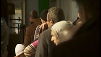 パリ襲撃犯はシリア難民を装ったのか 簡素な手続きに移民も不安