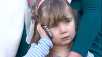 「ママが階段から落ちちゃった」 3歳エマちゃん電話を手に