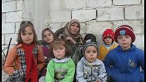 包囲されたシリアの町 こけた頬の子どもたち