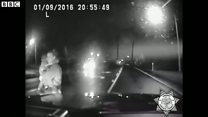 夜の道路を走る幼児 危機一髪で救助