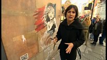 仏大使館前のバンクシー壁画が話題に 難民の扱いを批判