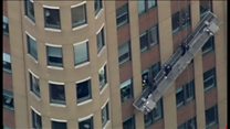 傾いたビル清掃ゴンドラ ニューヨークで救出劇