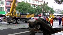 中国で道路陥没 目撃者語る