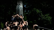 記念碑に殺到する半裸学生たち――米海軍兵学校の伝統行事