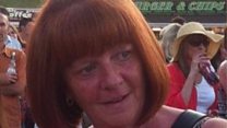 Stephen Evans, partner Avril Whitfield yn apelio arni i ddod adref
