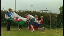 Dewis anodd i'r Jonesiaid yn Ninbych.