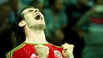 Rhys Ifans yn tanio'r emosiynau cyn gêm Cymru