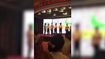 Un entrenador golpea a un grupo de empleados chinos por mal desempeño