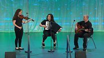 Grŵp offerynnol neu offerynnol a lleisiol (9) / Instrumental or instrumental and vocal group (9)