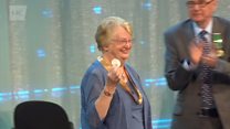 Cyflwyno Medal Syr T H Parry-Williams i Mair Carrington Roberts