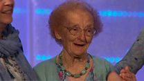 Pafiliwn yr Eisteddfod Genedlaethol yn canu pen-blwydd hapus cynnar i Helena Jones