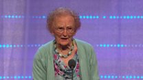 Helena Jones, yn cystadlu ar lwyfan yr Eisteddfod yn 99