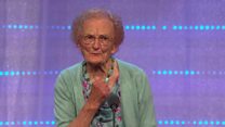 Helena Jones, yn cystadlu ar lwyfan yr Eisteddfod yn 99