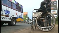 「奇跡のバス」 車いすにも対応するケニアの運転手
