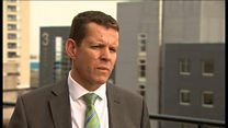 Rhun ap Iorwerth: Canslo llawdriniaethau'n 'bryder mawr'