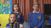 Sgoilearan Stafain ag ullachadh 'son a' Mhòid
