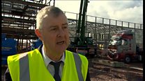 'Sefydlogrwydd' yn ganolog i'r gyllideb