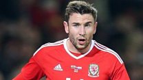 Iwan Roberts yn trafod Paul Dummett