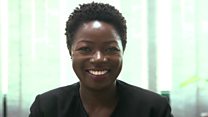 Une femme de pouvoir en aide une autre